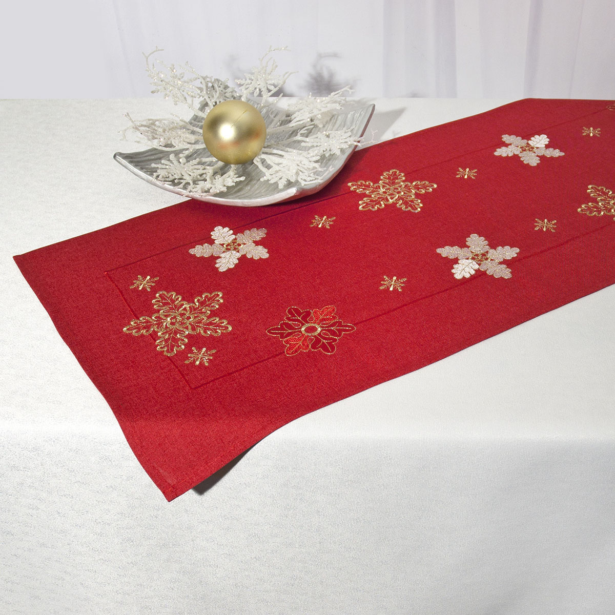 Дорожка для декорирования стола Schaefer, прямоугольная, цвет: красный, 40 x 110 см 07490-23307490-233 Дорожка для декорирования стола Schaefer, прямоугольная, цвет: красный, 40 x 110 см 07490-23307490-233Дорожка Schaefer выполнена из высококачественного полиэстера и украшена вышитым рисунком в виде снежинок. Вы можете использовать дорожку для декорирования стола, комода или журнального столика. Благодаря такой дорожке вы защитите поверхность мебели от воды, пятен и механических воздействий, а также создадите атмосферу уюта и домашнего тепла в интерьере вашей квартиры. Изделия из искусственных волокон легко стирать: они не мнутся, не садятся и быстро сохнут, они более долговечны, чем изделия из натуральных волокон. Изысканный текстиль от немецкой компании Schaefer - это красота, стиль и уют в вашем доме. Дорожка органично впишется в интерьер любого помещения, а оригинальный дизайн удовлетворит даже самый изысканный вкус. Дарите себе и близким красоту каждый день!
