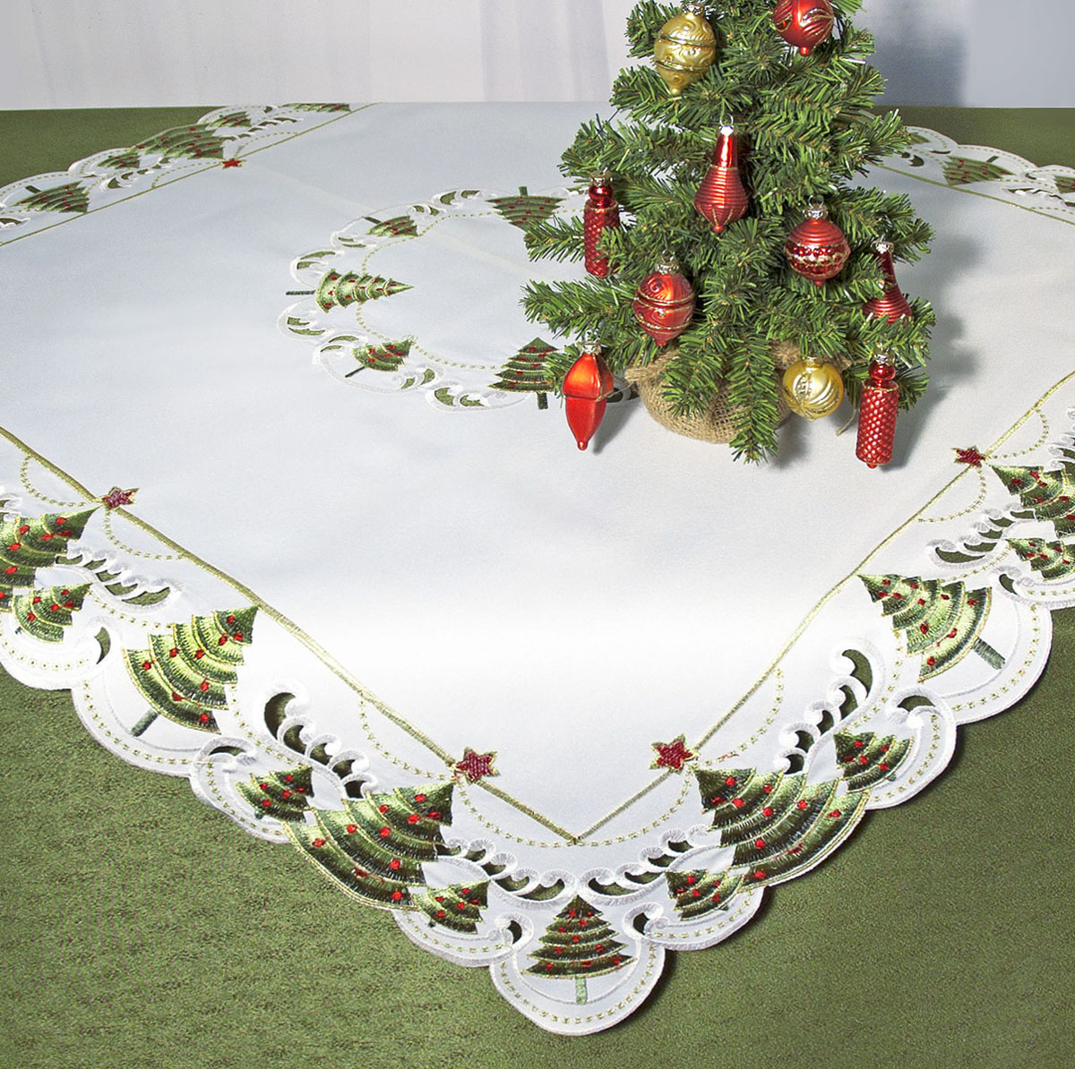 Скатерть Schaefer, квадратная, цвет: белый, зеленый, 85 x 85 см. 07494-10007494-100 Скатерть Schaefer, квадратная, цвет: белый, зеленый, 85 x 85 см. 07494-10007494-100Скатерть Schaefer изготовлена из полиэстера и украшена новогодней вышивкой. Края изделия оформлены в технике ришелье. Изделия из полиэстера легко стирать: они не мнутся, не садятся и быстро сохнут, они более долговечны, чем изделия из натуральных волокон. Кроме того, ткань обладает водоотталкивающими свойствами. Такая скатерть будет просто не заменима на кухне, а особенно на вашем обеденном столе на даче под открытым небом. Скатерть Schaefer не останется без внимания ваших гостей, а вас будет ежедневно радовать ярким дизайном и несравненным качеством. Немецкая компания Schaefer создана в 1921 году. На протяжении всего времени существования она создает уникальные коллекции домашнего текстиля для гостиных, спален, кухонь и ванных комнат. Дизайнерские идеи немецких художников компании Schaefer воплощаются в текстильных изделиях, которые сделают ваш дом красивее и уютнее и не останутся незамеченными вашими гостями. Дарите себе и...