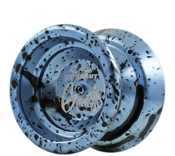 Йо-йо YoYoFactory Genesis, цвет: голубой, черныйGenesis голубой, черный Йо-йо YoYoFactory Genesis, цвет: голубой, черныйGenesis голубой, черныйПрофессиональное металлическое йо-йо YoYoFactory Genesis разработано чемпионом США и Мира в дисциплинах А5 - Мигелем Корреа. Genesis обладает максимальной стабильностью при высокой скорости игры и уверенной подвижностью. Весь секрет заключается в особом H-профиль строения йо-йо, в котором максимальный вес размещен в ободах, что придает стабильность. Genesis выпускается в различных acid wash цветовых решениях, что позволяет игроку подобрать для себя самую подходящую расцветку. Йо-йо YoYoFactory Genesis - одно из самых популярных йо-йо, с которыми игроки выступают на соревнованиях. Мигель Корреа уже дважды одерживал победу на Чемпионате Мира с этой моделью. Йо-йо - это игрушка, состоящая из двух симметричных половинок соединенных осью, к которой прикреплена веревка. Современный йо-йо значительно отличается от тех, к которым многие привыкли. Сейчас йо-йо - это такая же часть молодежной культуры как скейт, ВМХ или сноуборд. Йо-йо популярно во многих странах...