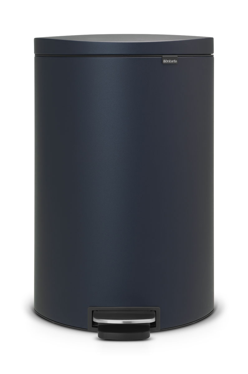 Бак мусорный Brabantia FlatBack+, с педалью, цвет: синий, 40 л103889 Бак мусорный Brabantia FlatBack+, с педалью, цвет: синий, 40 л103889Бак FlatBack+ - это самый компактный бак бренда Brabantia. При этом механизм MotionControlобеспечивает бесшумное закрывание и мягкое действие педали. Но и это еще не все - бак имеет защиту от отпечатков пальцев, а также удобную гибкую ручку для переноски. Бесшумное закрывание и мягкое действие педали - механизм MotionControl; Рациональное использование пространства - бак может устанавливаться вплотную к стене или кухонному шкафу; Умная фиксация крышки - при открывании крышка не касается стены благодаря уникальной конструкции крепления; Удобный в использовании - при открывании вручную крышка фиксируется в открытом положении, закрывается нажатием педали; Удобная очистка - съемное внутреннее ведро из пластика со складными захватами; Удобная смена мешков для мусора - специальная функция фиксации внутреннего ведра в поднятом положении; Бак удобно перемещать - гибкая ручка для переноски; Предохранение пола от повреждений - пластиковый...