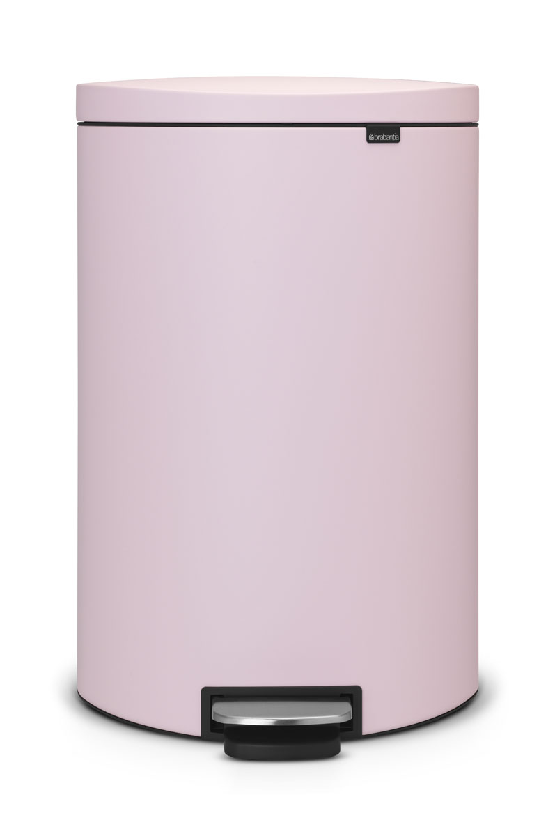 Бак мусорный Brabantia FlatBack+, с педалью, цвет: розовый, 40 л103926 Бак мусорный Brabantia FlatBack+, с педалью, цвет: розовый, 40 л103926Бак FlatBack+ - это самый компактный бак бренда Brabantia. При этом механизм MotionControl обеспечивает бесшумное закрывание и мягкое действие педали. Но и это еще не все - бак имеет защиту от отпечатков пальцев, а также удобную гибкую ручку для переноски. Бесшумное закрывание и мягкое действие педали - механизм MotionControl; Рациональное использование пространства - бак может устанавливаться вплотную к стене или кухонному шкафу; Умная фиксация крышки - при открывании крышка не касается стены благодаря уникальной конструкции крепления; Удобный в использовании - при открывании вручную крышка фиксируется в открытом положении, закрывается нажатием педали; Удобная очистка - съемное внутреннее ведро из пластика со складными захватами; Удобная смена мешков для мусора - специальная функция фиксации внутреннего ведра в поднятом положении; Бак удобно перемещать - гибкая ручка для переноски; Предохранение пола от повреждений - пластиковый...