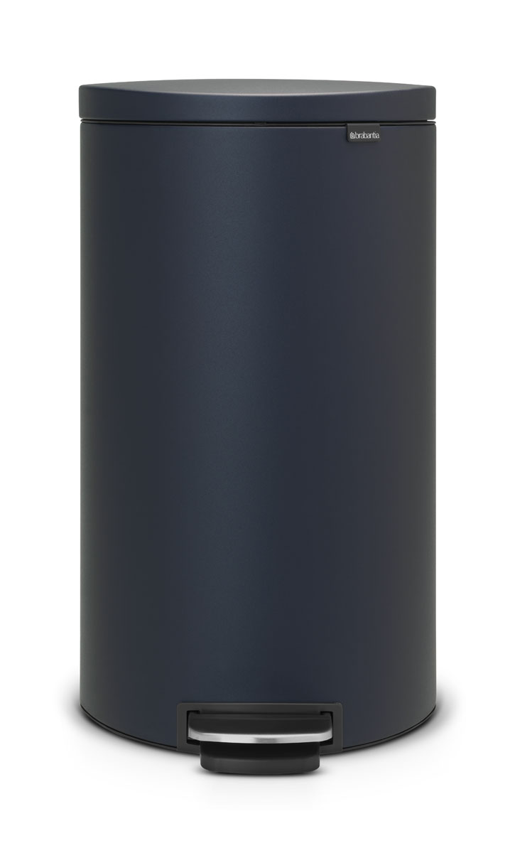 Бак мусорный Brabantia FlatBack+, с педалью, цвет: синий, 30 л103940 Бак мусорный Brabantia FlatBack+, с педалью, цвет: синий, 30 л103940Бак FlatBack+ - это самый компактный бак бренда Brabantia. При этом механизм MotionControl обеспечивает бесшумное закрывание и мягкое действие педали. Но и это еще не все - бак имеет защиту от отпечатков пальцев, а также удобную гибкую ручку для переноски. Бесшумное закрывание и мягкое действие педали - механизм MotionControl; Рациональное использование пространства - благодаря конструкции бак может устанавливаться вплотную к стене или кухонному шкафу; Умная фиксация крышки - при открывании крышка не касается стены благодаря уникальной конструкции крепления; Удобный в использовании - при открывании вручную крышка фиксируется в открытом положении, закрывается нажатием педали; Удобная очистка - съемное внутреннее ведро из пластика со складными захватами; Удобная смена мешков для мусора - специальная функция фиксации внутреннего ведра в поднятом положении; Бак удобно перемещать - гибкая ручка для переноски; Предохранение пола от...