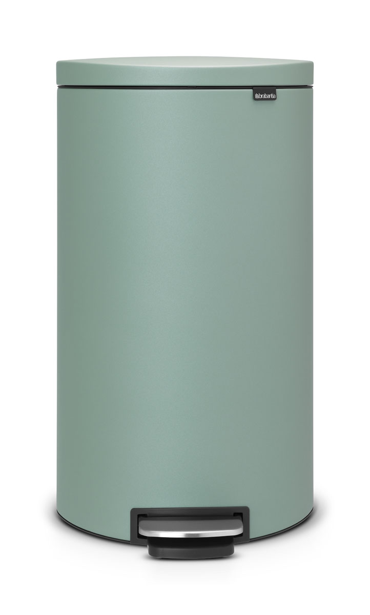 Бак мусорный Brabantia FlatBack+, с педалью, цвет: мятный, 30 л103964 Бак мусорный Brabantia FlatBack+, с педалью, цвет: мятный, 30 л103964Бак FlatBack+ - это самый эргономичный бак бренда Brabantia. При этом механизм MotionControl обеспечивает бесшумное закрывание и мягкое действие педали. Но и это еще не все - бак имеет защиту от отпечатков пальцев, а также удобную гибкую ручку для переноски. Бесшумное закрывание и мягкое действие педали - механизм MotionControl; Рациональное использование пространства - благодаря конструкции бак может устанавливаться вплотную к стене или кухонному шкафу; Умная фиксация крышки - при открывании крышка не касается стены благодаря уникальной конструкции крепления; Удобный в использовании - при открывании вручную крышка фиксируется в открытом положении, закрывается нажатием педали; Удобная очистка - съемное внутреннее ведро из пластика со складными захватами; Удобная смена мешков для мусора - специальная функция фиксации внутреннего ведра в поднятом положении; Бак удобно перемещать - гибкая ручка для переноски; Предохранение пола от...
