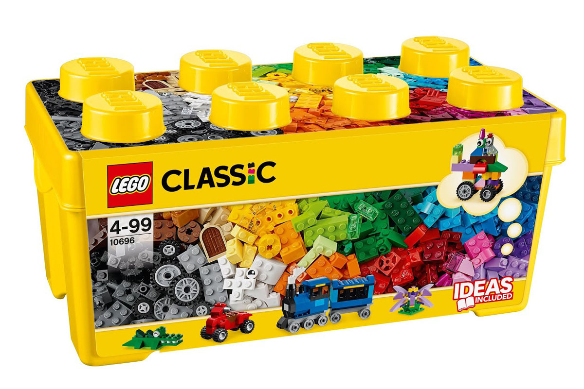 LEGO Classic Конструктор Классик 1069610696 LEGO Classic Конструктор Классик 1069610696Тостер, поезд, привидение! Окунитесь с головой в этот среднего размера набор кубиков LEGO и дайте волю своему воображению! Бесконечные возможности для сборки из классических кубиков 35 разных цветов и специальных деталей, включая двери, окна, колеса, глаза, пропеллеры и отделитель кубиков. Если вы не знаете, с чего начать, вам помогут инструкции с идеями дизайнеров, от которых можно оттолкнуться. Это идеальный набор для начинающих строителей всех возрастов. Он также дополнит любую имеющуюся коллекцию LEGO. Этот красочный игровой набор содержит 484 пластиковых элемента для сборки и инструкцию по сборке. Конструктор - это один из самых увлекательнейших и веселых способов времяпрепровождения. Ребенок сможет часами играть с конструктором, придумывая различные ситуации и истории. В процессе игры с конструкторами LEGO дети приобретают и постигают такие необходимые навыки как познание, творчество, воображение. Обычные наблюдения за детьми показывают, что единственное, чему они с...