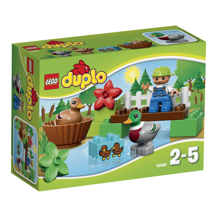LEGO DUPLO Конструктор Уточки в лесу 1058110581 LEGO DUPLO Конструктор Уточки в лесу 1058110581Отправляйтесь на прогулку по прекрасному лесу! Постройте мост над речкой и наблюдайте, как мама-утка и папа-селезень играют вместе с утятами в воде! Маленькие дети будут в восторге от этого набора LEGO DUPLO, который предлагает абсолютно новые лесные сюжеты для ролевой игры! В набор входит фигурка ребенка, утка и селезень. Этот красочный игровой набор содержит 13 пластиковых элементов для сборки, фигурку и инструкцию по сборке. Конструктор - это один из самых увлекательнейших и веселых способов времяпрепровождения. Ребенок сможет часами играть с конструктором, придумывая различные ситуации и истории. В процессе игры с конструкторами LEGO дети приобретают и постигают такие необходимые навыки как познание, творчество, воображение. Обычные наблюдения за детьми показывают, что единственное, чему они с удовольствием посвящают время - это игры. Игра - это состояние души, это веселый опыт познания реальности. Играя, дети создают собственные миры, осваивают их,...