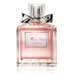 Christian Dior Miss Dior. Туалетная вода, 50 млF006242309 Christian Dior Miss Dior. Туалетная вода, 50 млF006242309Christian Dior Miss Dior - элегантность вне времени. Господин Диор говорил: открывается флакон, и один за другим появляются на свет все мои замыслы. И каждая женщина, одетая в мое платье, будет окутана изысканной женственной вуалью этого аромата. Miss Dior - аромат высокой моды. Гальбанум, являясь верхней нотой аромата Miss Dior, придает ему утонченную свежесть. Являясь символом женственности, жасмин один из наиболее часто используемых цветов в парфюмерии. Деликатный и нежный он является ароматом сам по себе. Классификация аромата : цветочный, шипровый. Верхние ноты: бергамот, шалфей, гальбанум, гардения. Ноты сердца: нероли, жасмин, нарцисс, роза. Ноты шлейфа: сандал, мох, пачули, ладан. Ключевые слова : Индивидуальный, яркий, неоднозначный! Характеристики: Объем: 50 мл. Производитель: Франция. Туалетная вода - один из...