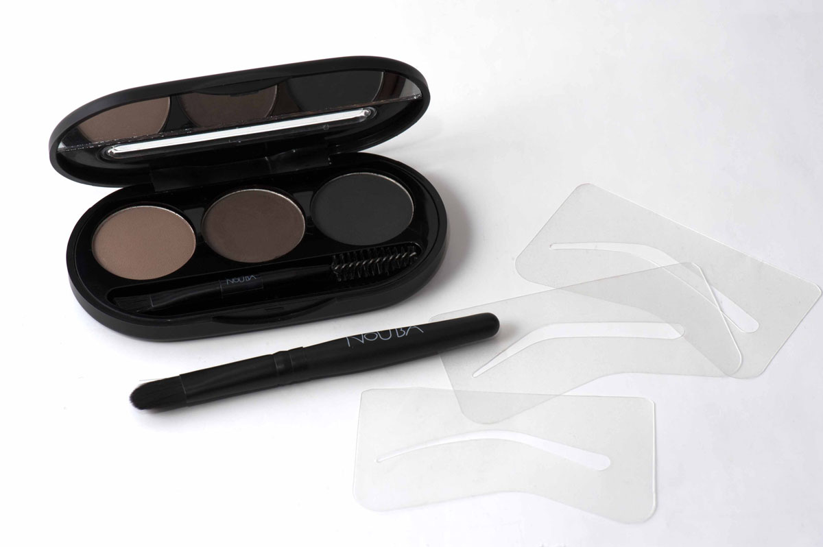 NoUBA Набор теней для бровей Eyebrow Powder Kit, 3 цвета, тон №01, 3 г52301 NoUBA Набор теней для бровей Eyebrow Powder Kit, 3 цвета, тон №01, 3 г52301Тени для бровей позволят очертить форму бровей, усилить или скорректировать их цвет. 3 оттенка, представленные в наборе, можно использовать как по отдельности, так и смешивать друг с другом до получения идеального тона, который подходит именно вам! В набор входят 3 трафарета, аппликатор и двустороння кисть (со спиралевидными и плоскими щетинками) для нанесения теней. Товар сертифицирован.