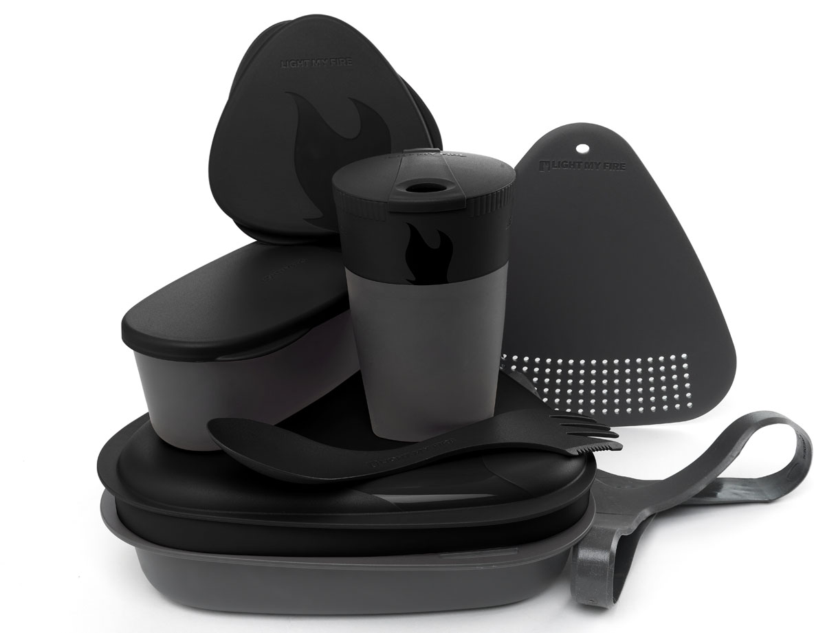 Набор походной посуды Light My Fire MealKit 2.0, цвет: черный, 10 предметов41362010 Набор походной посуды Light My Fire MealKit 2.0, цвет: черный, 10 предметов41362010Набор походной посуды Light My Fire MealKit 2.0 отлично подойдет для обедов на работе, в школе, для пикника, походов и загородного отдыха. Набор включает в себя: контейнер с крышкой, которая так же может использоваться как тарелка, ловилку Spork Original, которая сочетает в себе ложку, вилку, нож, герметичную коробочку с мерной шкалой SnapBox original, герметичную коробочку c мерной шкалой SnapBox oval, складную кружку Pack-up-Cup, комбинированную разделочную доску и удерживающий резиновый ремешок. Набор можно мыть в посудомоечной машине и использовать в микроволновой печи. Кроме того, набор Light My Fire MealKit 2.0 не тонет в воде! С таким набором не возможно остаться незамеченным. Размер контейнера (с учетом крышки): 19 см х 19 см х 6 см. Объем контейнера: 900 мл. Объем крышки: 500 мл. Длина ловилки: 17 см. Размер кружки (в разложенном виде): 7 см х 7 см х 10,5 см. Объем кружки: 260 мл. Размер кружки (в сложенном виде):...