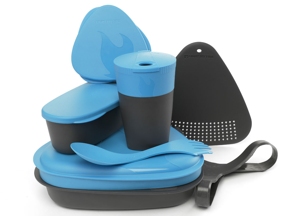 Набор походной посуды Light My Fire MealKit 2.0, цвет: голубой, 10 предметов41362710 Набор походной посуды Light My Fire MealKit 2.0, цвет: голубой, 10 предметов41362710Набор походной посуды Light My Fire MealKit 2.0 отлично подойдет для обедов на работе, в школе, для пикника, походов и загородного отдыха. Набор включает в себя: контейнер с крышкой, которая так же может использоваться как тарелка, ловилку Spork Original, которая сочетает в себе ложку, вилку, нож, герметичную коробочку с мерной шкалой SnapBox original, герметичную коробочку c мерной шкалой SnapBox oval, складную кружку Pack-up-Cup, комбинированную разделочную доску и удерживающий резиновый ремешок. Набор можно мыть в посудомоечной машине и использовать в микроволновой печи. Кроме того, набор Light My Fire MealKit 2.0 не тонет в воде! С таким набором не возможно остаться незамеченным. Размер контейнера (с учетом крышки): 19 см х 19 см х 6 см. Объем контейнера: 900 мл. Объем крышки: 500 мл. Длина ловилки: 17 см. Размер кружки (в разложенном виде): 7 см х 7 см х 10,5 см. Объем кружки: 260 мл. Размер кружки (в сложенном виде):...