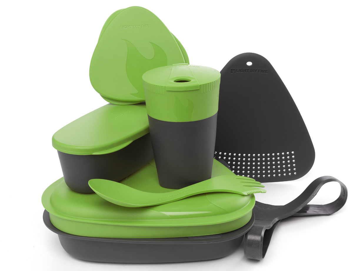 Набор походной посуды Light My Fire MealKit 2.0, цвет: зеленый, 10 предметов41363310 Набор походной посуды Light My Fire MealKit 2.0, цвет: зеленый, 10 предметов41363310Набор походной посуды Light My Fire MealKit 2.0 отлично подойдет для обедов на работе, в школе, для пикника, походов и загородного отдыха. Набор включает в себя: контейнер с крышкой, которая так же может использоваться как тарелка, ловилку Spork Original, которая сочетает в себе ложку, вилку, нож, герметичную коробочку с мерной шкалой SnapBox original, герметичную коробочку c мерной шкалой SnapBox oval, складную кружку Pack-up-Cup, комбинированную разделочную доску и удерживающий резиновый ремешок. Набор можно мыть в посудомоечной машине и использовать в микроволновой печи. Кроме того, набор Light My Fire MealKit 2.0 не тонет в воде! С таким набором не возможно остаться незамеченным. Размер контейнера (с учетом крышки): 19 см х 19 см х 6 см. Объем контейнера: 900 мл. Объем крышки: 500 мл. Длина ловилки: 17 см. Размер кружки (в разложенном виде): 7 см х 7 см х 10,5 см. Объем кружки: 260 мл. Размер кружки (в сложенном виде):...
