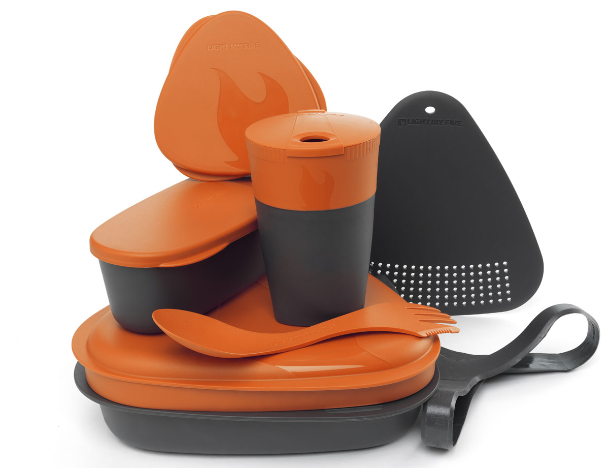Набор походной посуды Light My Fire MealKit 2.0, цвет: оранжевый, 10 предметов41363610 Набор походной посуды Light My Fire MealKit 2.0, цвет: оранжевый, 10 предметов41363610Набор походной посуды Light My Fire MealKit 2.0 отлично подойдет для обедов на работе, в школе, для пикника, походов и загородного отдыха. Набор включает в себя: контейнер с крышкой, которая так же может использоваться как тарелка, ловилку Spork Original, которая сочетает в себе ложку, вилку, нож, герметичную коробочку с мерной шкалой SnapBox original, герметичную коробочку c мерной шкалой SnapBox oval, складную кружку Pack-up-Cup, комбинированную разделочную доску и удерживающий резиновый ремешок. Набор можно мыть в посудомоечной машине и использовать в микроволновой печи. Кроме того, набор Light My Fire MealKit 2.0 не тонет в воде! С таким набором не возможно остаться незамеченным. Размер контейнера (с учетом крышки): 19 см х 19 см х 6 см. Объем контейнера: 900 мл. Объем крышки: 500 мл. Длина ловилки: 17 см. Размер кружки (в разложенном виде): 7 см х 7 см х 10,5 см. Объем кружки: 260 мл. Размер кружки (в сложенном виде):...