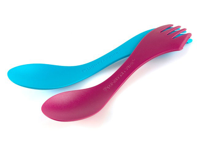 Ловилка Light My Fire Spork XM, цвет: фуксия, голубой, 20 см, 2 шт41254513 Ловилка Light My Fire Spork XM, цвет: фуксия, голубой, 20 см, 2 шт41254513Комплект из двух ловилок Light My Fire Spork XM яркой расцветки. Ловилки сочетают в себе ложку, вилку и нож. Они выполнены из легкого и прочного термостойкого пластика. Вес каждой ловилки всего 16 грамм! Длина 20 см. Качество изготовления пластика соответствует последним европейским экологическим стандартам, поэтому ловилкой могут пользоваться даже маленькие дети. Набор таких ловилок пригодится дома и прекрасно впишется в интерьер вашей кухни, а так же будут незаменимы в походе, загородной поездке или на пикнике. Их легко мыть даже в холодной воде и пригодны к мытью в посудомоечной машине, к тому же ловилка не повреждает тефлоновое покрытие посуды. С этим набором вы никогда не останетесь без внимания окружающих!