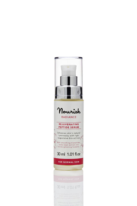 Nourish Сыворотка для лица Radiance, с экстрактом розы, для нормальной и зрелой кожи, 30 млУТ000001004 Nourish Сыворотка для лица Radiance, с экстрактом розы, для нормальной и зрелой кожи, 30 млУТ000001004Сыворотка Radiance для зрелой и нормальной кожи содержит уникальный комплекс растительных экстрактов, является легким по текстуре и эффективным по воздействию средством. Она придает вашей коже заметно более здоровый и сияющий вид, выравнивая ее рельеф. Комплекс минералов и витаминов улучшает цвет лица и уменьшает признаки возрастных изменений кожи. Экстракт толокнянки обыкновенной благодаря наличию природных отбеливающих компонентов - идеальное средство для осветления кожи. Трипептид-5 стимулирует выработку коллагена, вследствие чего повышается упругость кожи, снимает воспаления и стимулирует процессы регенерации, участвует в синтезе гликозаминогликанов - катализаторов образования гиалуроновой кислоты. Фермент семян диптерикса душистого (бобов тонка) стимулирует обмен веществ в клетках кожи, улучшает лимфоток и усиливает микроциркуляцию в тканях. На 81% состоит из органических компонентов. Победитель Natural Health Award 2014 г. ...
