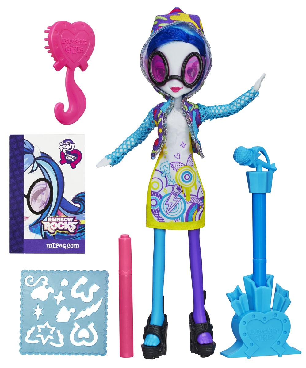 My Little Pony Игровой набор с куклой Ди-джей Пон-3B0689_A3995_Solid My Little Pony Игровой набор с куклой Ди-джей Пон-3B0689_A3995_SolidВосхитительная кукла My Little Pony Диджей Пони-3 из мультфильма Equestria Girls непременно понравится вашей маленькой поклоннице My Little Pony. Куколка с длинными синими волосами с цветными прядками выглядит как настоящая рок-звезда. Она одета в яркое стильное платье с оригинальным рисунком, на ногах - черные босоножки на высоком каблуке. Образ дополняют кофточка с капюшоном и очки с большими линзами. Голова, руки и ноги куколки подвижны, что позволит придавать ей различные позы. В комплект также входят расческа, два фломастера, подставка под один из фломастеров с насадкой в виде микрофона и пластиковый трафарет для создания различных рисунков. Малышка сможет раскрасить платье Диджей Пони-3 по своему вкусу. Порадуйте своего ребенка таким замечательным подарком!