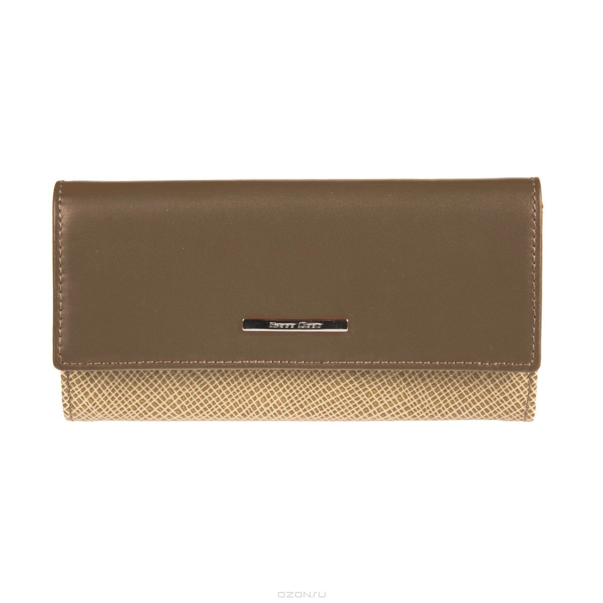 Портмоне Gianni Conti, цвет: песочный. 18782631878263 sand/taupe Портмоне Gianni Conti, цвет: песочный. 18782631878263 sand/taupeГоризонтальное портмоне Gianni Conti выполнено из высококачественной натуральной кожи и оформлено металлической пластинкой с названием логотипа бренда. Портмоне закрывается клапаном на кнопку с возможностью выбора уровня застегивания. Внутри содержит два отделения для купюр, два кармана для документов, двенадцать кармашков для пластиковых карт. Снаружи на задней стенке прорезной карман для мелочи на пластиковой молнии с металлическим бегунком. Портмоне упаковано в коробку из плотного картона с логотипом фирмы. Это классическое портмоне непременно порадует качеством исполнения и функциональностью.