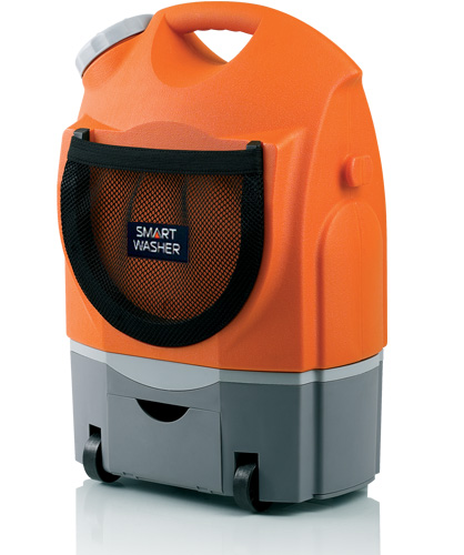 Портативная мини-мойка BERKUT Smart Washer SW-17ASW-17A Портативная мини-мойка BERKUT Smart Washer SW-17ASW-17AMодель: SW-17A 12 Вольт напряжение 9 Бар максимальное рабочее давление 2 л/мин производительность 60 Вт мощность 17 Литров рабочий объём 1 Час автономной работы от встроенного аккумулятора VRLA SMART WASHER - Подходит для мойки велосипедов, мотосредств, автомобилей, фургонов, мебели для пикника, обуви и одежды, домашних животных, работ в саду и многое другое.. SMART WASHER - Создает высокое давление воды при её малом потреблении. SMART WASHER - Экономична в потреблении энергии. SMART WASHER - Автономная, портативная, безопасная, с большим сроком службы. SMART WASHER - Для удобства пользования мойка снабжена плечным ремнем и имеет съемную емкость для воды. Материал: металл, пластик; цвет: оранжевый
