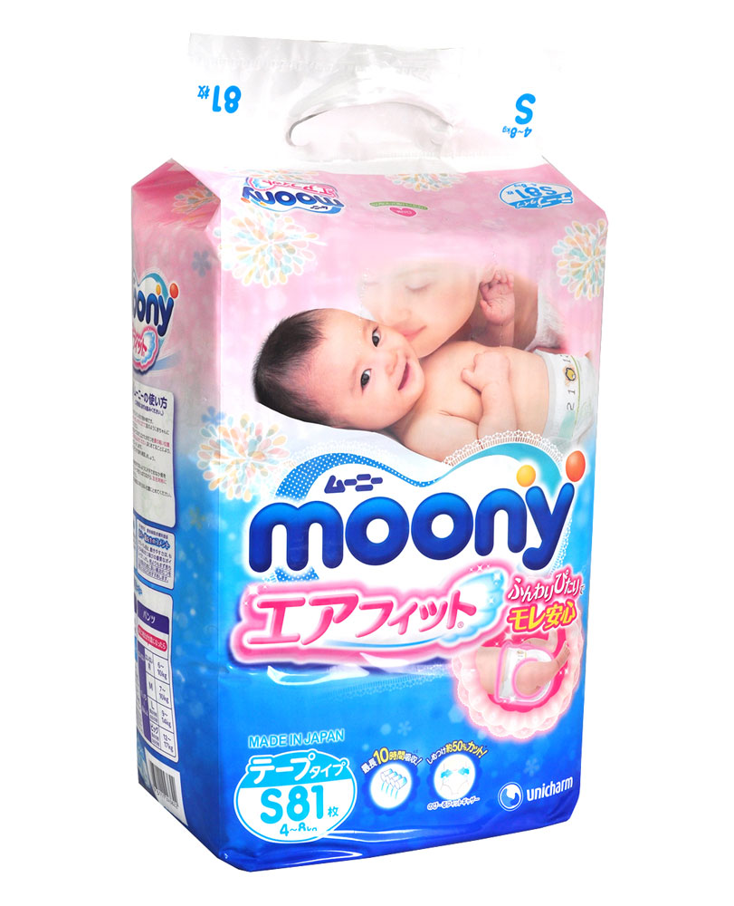 Moony Подгузники, 4-8 кг, 81 штS81 Moony Подгузники, 4-8 кг, 81 штS81Подгузники Moony максимально удобны и просты в применении. Дышащая поверхность подгузников обеспечивает доступ воздуха к коже ребенка, а исключительно мягкий внутренний материал удерживает влагу внутри подгузника, исключая ее контакт с кожей. Впитывающие высокие бортики и специальные резинки по бокам плотно прилегают к ножкам ребенка и препятствуют протеканию. Благодаря полоскам-индикаторам вы всегда поймете, когда подгузник пора менять - цвет полоски станет ярче.