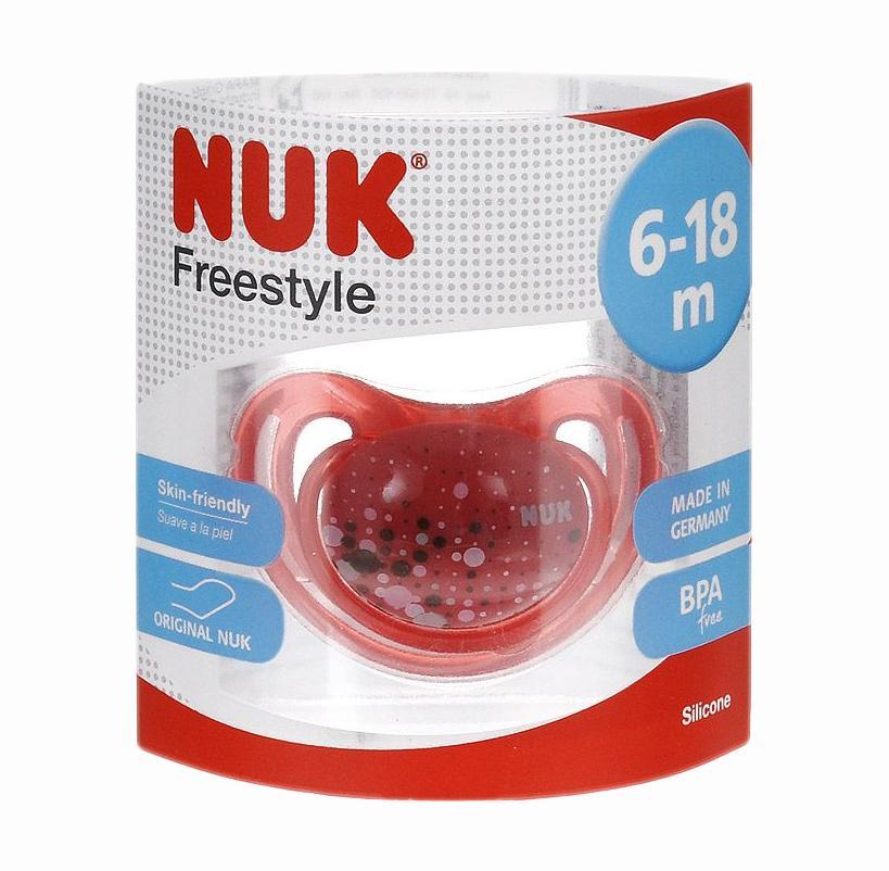 Пустышка силиконовая для сна NUK Freestyle, от 6 до 18 месяцев, ортодонтическая, цвет: красный10735867_красный Пустышка силиконовая для сна NUK Freestyle, от 6 до 18 месяцев, ортодонтическая, цвет: красный10735867_красныйNUK силиконовая для сна Freestyle 6 мес ортодонтическая Red снабжена скошенной соской и традиционным ограничителем. Ортодонтическая пустышка способствует правильному физиологическому развитию ротовой полости, а также правильному развитию неба, языка и зубов малыша. Пустышка имитирует сосок матери в момент кормления грудью, поэтому оптимально подходит по форме для ротовой полости младенца. Исключительно мягкая пустышка, выполненная из прозрачного гигиеничного силикона, не имеющего вкуса и запаха, не мешает малышу даже во сне. Пустышка удовлетворяет естественный сосательный рефлекс и тренирует мышцы губ, языка и челюсти, что играет важную роль в развитие речевых навыков и навыков приема пищи