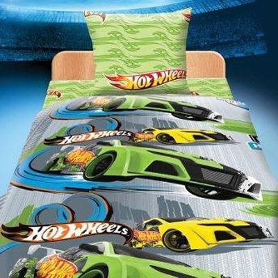 КПБ 1,5 бязь Hot Wheels (70*70) рис. 8617+8616 вид 1 Гонки272941 КПБ 1,5 бязь Hot Wheels (70*70) рис. 8617+8616 вид 1 Гонки272941Постельное белье Непоседа изготовлено исключительно из высококачественной бязи российского производства и импортного производства. В производстве используются качественные красители, что позволяет сохранять яркость цвета на протяжении всего времени эксплуатации изделий. Ткани не вызывают аллергических реакций, обладают высокой гигроскопичностью и воздухопроницаемостью. Красочные дизайны и яркие цветовые решения вызовут у ребенка бурю положительных эмоций. Позволят даже самому взыскательному покупателю найти продукт по душе и разнообразить интерьер детской комнаты. Вся продукция имеет стильную, удобную и уникальную упаковку, которая в свое время обеспечивает сохранность продукции в процессе ее транспортировки и хранения. Ткани и готовые изделия производятся на современном импортном оборудовании и отвечают европейским стандартам качества. Материал: хлопок 100% ; размер: 1 нав 70*70,прост 214*150,подод 215*143