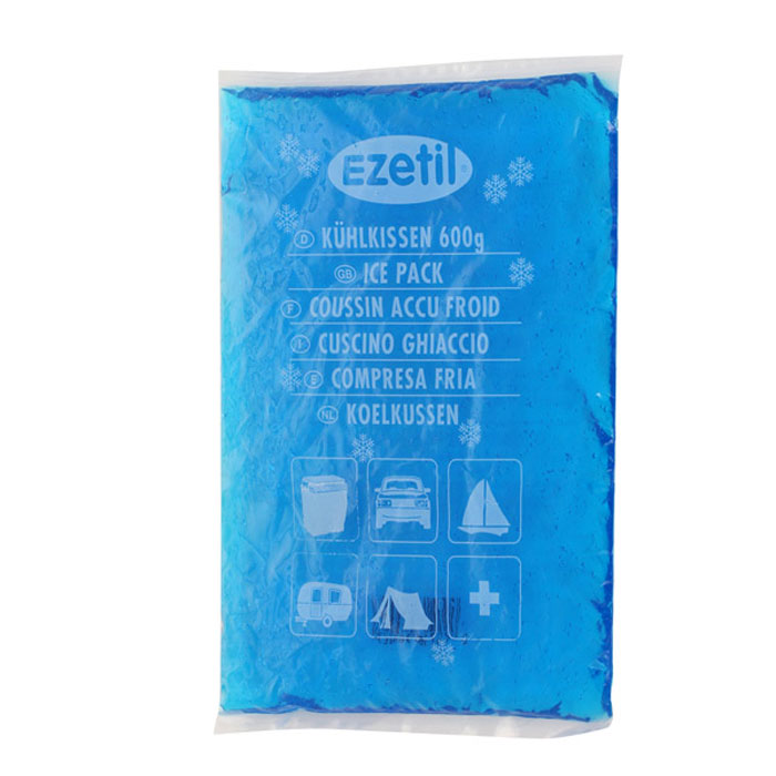 Аккумулятор холода Ezetil Soft Ice, 600 г890239 Аккумулятор холода Ezetil Soft Ice, 600 г890239Аккумулятор холода Ezetil Soft Ice выполнен в виде герметично запаянного полиэтиленового пакета с гелиевым наполнителем голубого цвета. Свойства геля позволяют в режиме заморозки сохранять мягкость пакета и использовать его в нужной форме. Аккумулятор холода предназначен для поддержания температуры охлажденных продуктов или подогрева продуктов при транспортировке и хранении в сумке-холодильнике или в контейнере. Аккумулятор охлаждается до -18 °С и нагревается до +60 °С. Содержимое аккумулятора не токсично. Аккумулятор изготовлен из экологически чистого материала, допускается к контакту с пищевыми продуктами и соответствует экологическим стандартам и нормативам EC. Размер аккумулятора: 17,5 см х 25,5 см х 1,5 см. Вес: 600 г.
