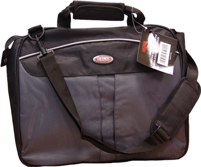 Сумка для ноутбука Thermos Briefcase, 15735324 Сумка для ноутбука Thermos Briefcase, 15735324Сумка Thermos Briefcase - это эргономичная и стильная сумка для вашего ноутбука с дисплеем до 15 дюймов. Изделие имеет большое отделение для компьютера и отделение для различных ученических принадлежностей школьников и студентов, деловых бумаг, закрывающиеся на змейку. Внутри сумка оснащена изотермическим кармашком на завязках для бутылок с напитками. На передней стенке сумка имеет два небольших кармана на липучках, на задней стенке имеется дополнительное отделение во весь размер сумки на небольшой змейке. Сумка переносится на регулируемом плечевом ремне, выполнена из прочных износостойких материалов. Размер сумки: 34 см х 40 см х 10 см.