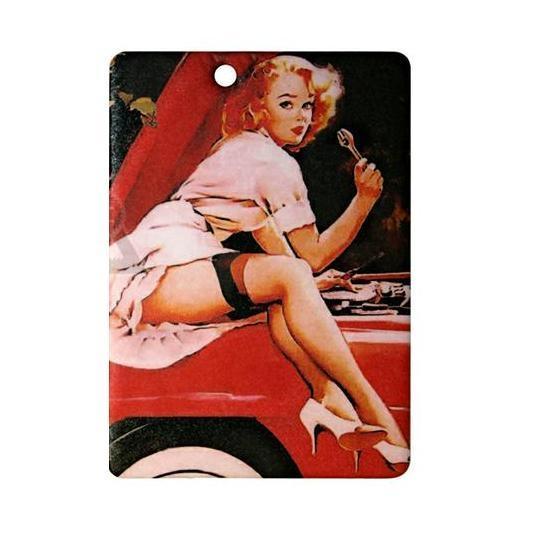 Ароматизатор Phantom Pin Up Sindy3268 Ароматизатор Phantom Pin Up Sindy3268Ароматизатор Phantom Pin Up Sindy имеет пряный аромат сандала и имбиря. Предназначен для автомобиля, а также для небольших помещений. Выполнен из картона и снабжен специальной нитью для подвешивания. Аромат держится до 40 дней. Серия выполнена в известном стиле американской графики Pin Up, популярность которого не угасает с 40-х годов. Уникальный дизайн, нет аналогов на рынке! Высокое качество печати. Очаровательные сюжеты этой серии никого не оставят равнодушными! Ароматизаторы Phantom создают в салоне автомобиля благоприятную и непринужденную атмосферу, как для водителя, так и для пассажиров. В отличие от традиционных освежителей воздуха, Phantom обладают не только превосходными ароматами, но и стильным и приятным дизайном. Качество ароматизаторов Phantom постоянно поддерживается на высоком уровне, а в производстве ароматов используется только качественные ингредиенты. Состав: картон, ароматическая отдушка. Размер ароматизатора: 6 см х 8,5 см.