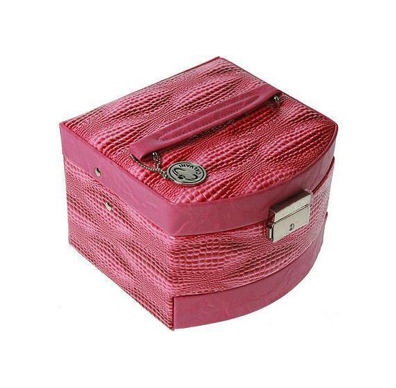 Шкатулка для ювелирных украшений CALVANI 15*15*12см 8338983389 Шкатулка для ювелирных украшений CALVANI 15*15*12см 8338983389Шкатулка Русские подарки CALVANI 83389 для хранения ювелирных украшений не оставит равнодушной ни одну любительницу изысканных вещей. На внутренней стороне крышки расположено небольшое удобное зеркальце. Сочетание оригинального дизайна и функциональности сделает такую шкатулку практичным, стильным подарком и предметом гордости ее обладательницы. Материал: кож. зам., картон, текстиль, стекло; цвет: розовый