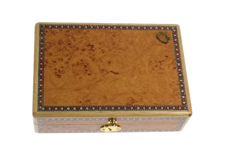 Шкатулка ювелирная Mercante, цвет: светло-коричневый, 20 см х 14 см х 5,5 см. 3601736017 Шкатулка ювелирная Mercante, цвет: светло-коричневый, 20 см х 14 см х 5,5 см. 3601736017Шкатулка Русские подарки MERCANTE 36017 прекрасно подойдет для хранения ювелирных украшений. Сочетание оригинального дизайна и функциональности сделает данную модель элегантным дополнения к декору комнаты. Шкатулка выполнена из качественных материалов и станет оригинальным и стильным подарком. Характеристики: Материал: дерево (каучуконос), текстиль, стекло. Размер шкатулки: 20 см х 14 см х 5,5 см. Размер зеркала: 15 см х 9 см. Цвет: светло-коричневый. Размер упаковки: 21,5 см х 16,5 см х 6 см. Артикул: 36017.