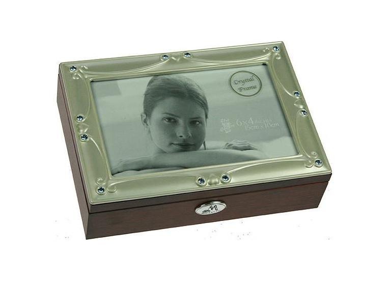 Шкатулка ювелирная Moretto, цвет: коричневый, 18 см х 13 см х 5 см. 3980139801 Шкатулка ювелирная Moretto, цвет: коричневый, 18 см х 13 см х 5 см. 3980139801Оригинальная шкатулка со встроенной фоторамкой Русские подарки MORETTO 39801 сохранит ваши ювелирные изделия в первозданном виде. С ней вы сможете внести в интерьер частичку элегантности. Данная модель выполнена из качественных материалов и станет оригинальным подарком.