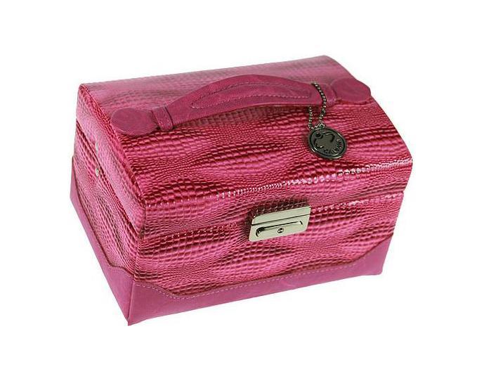 Шкатулка для ювелирных украшений Calvani, 18 х 12,5 х 11,5 см83377 Шкатулка для ювелирных украшений Calvani, 18 х 12,5 х 11,5 см83377Шкатулка для украшений Calvani выполнена из жесткого каркаса и обтянута искусственной кожей. Внутри шкатулка обтянута текстилем и имеет одно главное вместительное отделение и одно съемное отделение. Главное отделение содержит один отсек для украшений и отсек с валиками для колец. Съемное отделение содержит 2 отсека для различных типов украшений. На внутренней стороне крышки расположено зеркальце. Закрывается шкатулка на замок-защелку. На крышке шкатулки расположена удобная ручка. Великолепная шкатулка для украшений не оставит равнодушной ни одну любительницу изысканных вещей. Сочетание оригинального дизайна и функциональности сделает такую шкатулку практичным, стильным подарком и предметом гордости ее обладательницы.