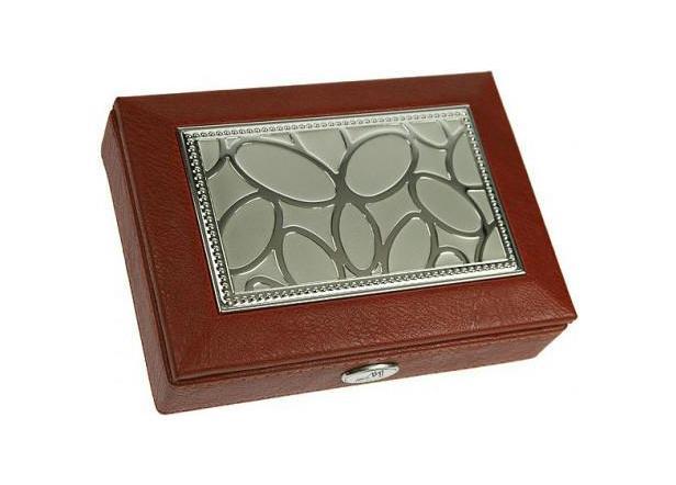 Шкатулка ювелирная MORETTO 18*13*5см 139528139528 Шкатулка ювелирная MORETTO 18*13*5см 139528139528Оригинальная шкатулка Русские подарки MORETTO 139528 сохранит ваши ювелирные изделия в первозданном виде. С ней вы сможете внести в интерьер частичку элегантности. Данная модель выполнена из качественных материалов и станет оригинальным подарком.