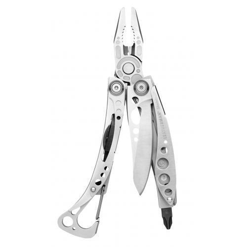 Мультитул Leatherman Skeletool SX, цвет: стальной, 8 опций831789 Мультитул Leatherman Skeletool SX, цвет: стальной, 8 опций831789Мультитул Leatherman Skeletool изготовлен из нержавеющей стали, ручки покрыты абразивостойким карбидом вольфрама. Все инструменты фиксируются. В мультитул входят: острогубцы, плоскогубцы, кусачки для проводов, кусачки для проволоки, комбинированное лезвие из стали 420HC, клипса карабин/открывалка для бутылок, напильник с алмазным покрытием, держатель для бит.