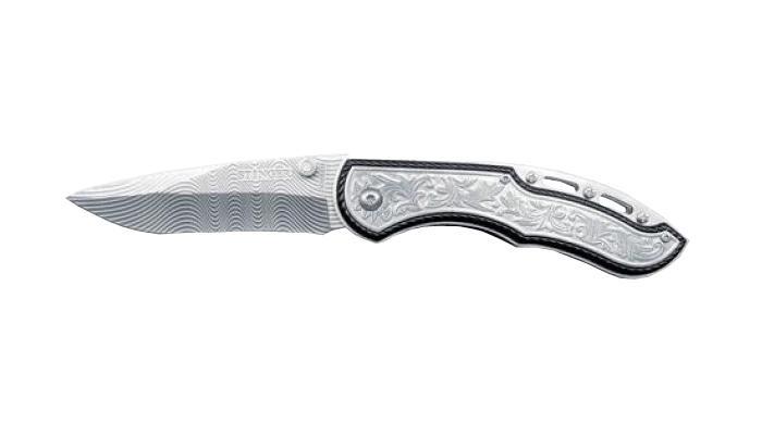 Нож складной Stinger LK-3250BFL, цвет: серебристый, 7,8 см6909999306824 Нож складной Stinger LK-3250BFL, цвет: серебристый, 7,8 см6909999306824Складной нож Stinger LK-3250 BFL благодаря акульему плавнику и шпыньку на лезвии можно открывать одной рукой. В открытом состоянии нож фиксируется, что значительно повышает травмобезопасность. Его можно носить в кармане, надежно закрепив с помощью клипсы. У ножа очень интересная имитация дамасской стали на клинке. Рукоятка профилирована и имеет боковые накладки, повышающие надежность и удобство хвата. Данный складной нож сертифицирован и не является холодным оружием.