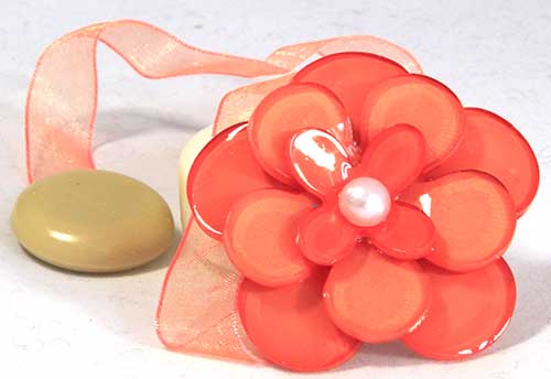 Клипса-магнит для штор Calamita Fiore, цвет: коралловый. 7704013_5407704013_540 Клипса-магнит для штор Calamita Fiore, цвет: коралловый. 7704013_5407704013_540Клипса-магнит Calamita Fiore, изготовленная из пластика и полиэстера, предназначена для придания формы шторам. Изделие представляет собой два магнита, расположенные на разных концах текстильной ленты. Один из магнитов оформлен декоративным цветком. С помощью такой магнитной клипсы можно зафиксировать портьеры, придать им требуемое положение, сделать складки симметричными или приблизить портьеры, скрепить их. Клипсы для штор являются универсальным изделием, которое превосходно подойдет как для штор в детской комнате, так и для штор в гостиной. Следует отметить, что клипсы для штор выполняют не только практическую функцию, но также являются одной из основных деталей декора, которая придает шторам восхитительный, стильный внешний вид. Диаметр декоративного цветка: 5 см. Длина ленты: 28 см.