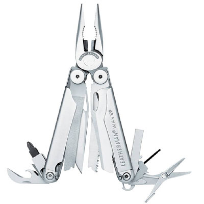 Leatherman Wave мультитул, Silver830078 Leatherman Wave мультитул, Silver830078Мультитул Leatherman Wave - улучшенный бестселлер и отличная классика. Ножи большего размера, улучшенные плоскогубцы и кусачки, фиксаторы лезвий - вот что делает Leatherman Wave незаменимым для тех, кто ведет активный образ жизни. Wave выполнен из нержавеющей стали и включает сменные биты-отвертки. Все опции надежно фиксируются специальными клавишами - Leatherman первый начал использовать такой механизм фиксации. В комплект входит кожаный чехол. Особенности: Плоскогубцы; Пассатижи; Кусачки; Мощные кусачки; Нож; Нож-серрейтор; Пила; Ножницы; Напильник по дереву и металлу; Алмазный напильник; Два гнезда для сменных битов; Большая отвертка; Линейка (10 см); Открывалка для консервных банок; Открывалка для бутылок; Инструмент для зачистки проводов; Кольцо для страховочной веревки; Комплект из 2-х бит.
