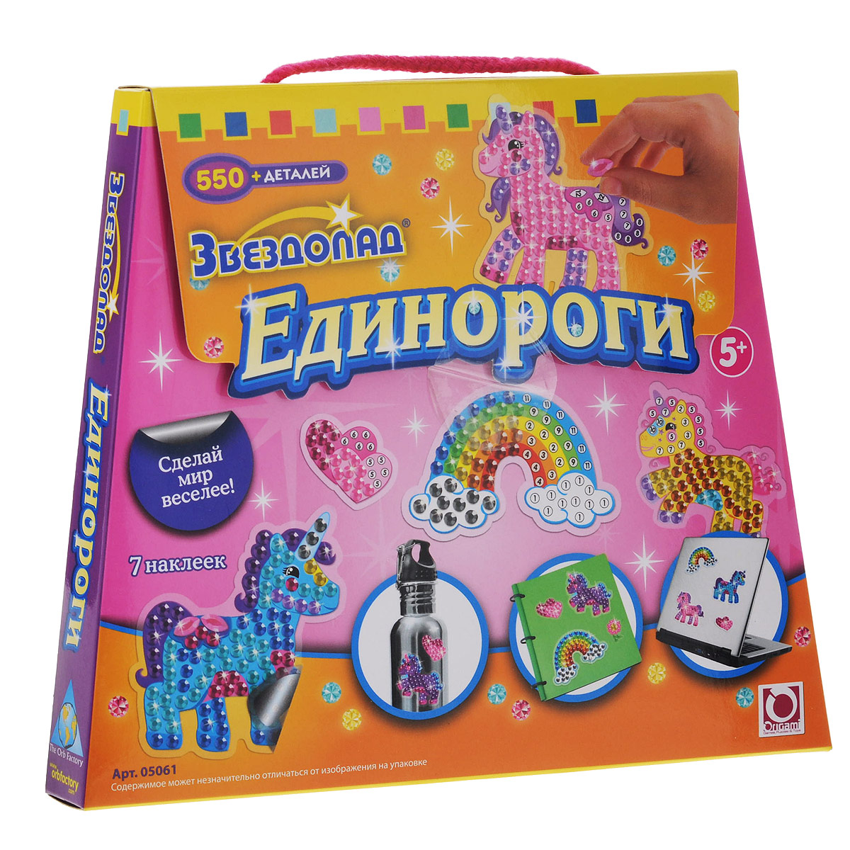 Мозаика-наклейка по номерам Звездопад: Единороги, 7 наклеек05061 Мозаика-наклейка по номерам Звездопад: Единороги, 7 наклеек05061Мозаика-наклейка по номерам Звездопад: Единороги позволит вам и вашему ребенку без особого труда создать великолепные яркие наклейки. Умная мозаика с самоклеящимися элементами отличается высоким качеством исполнения и красочным цветовым дизайном. Процесс создания мозаики несложен и под силу даже ребенку: нужно выбрать элементы мозаики по номеру и цвету, затем отделить их от общего блока и наклеить на подходящее по номеру и цвету место на рисунке. Готовыми наклейками можно украсить чехол мобильного телефона, крышку ноутбука, оформить обложку дневника или тетради. В набор входит 7 наклеек различного размера и формы и более 550 самоклеящихся украшений. Упакован набор в картонную сумочку на липучке с текстильной ручкой. Данный набор прекрасно развивает моторику рук и пространственное мышление, а также воображение и внимательность.