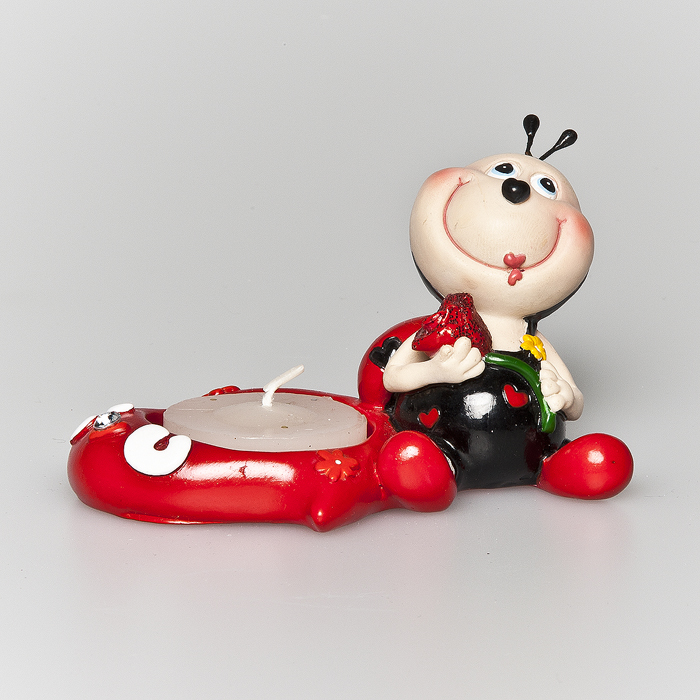 Декоративный подсвечник Home Queen Божья коровка64050 Декоративный подсвечник Home Queen Божья коровка64050Декоративный подсвечник Home Queen Божья коровка впечатлит вас своими яркими цветами и оригинальным оформлением. Подсвечник изготовлен из полирезины в виде божьей коровки с цветком и декорирован блестками и стразинкой. В комплект входит свеча-таблетка. Оригинальный подсвечник станет не только функциональным и практичным элементом, но и органично впишется в любой интерьер и добавит ярких красок вашей комнате, а теплый огонек свечи поможет вам создать атмосферу уюта в доме. Порадуйте себя и своих близких таким замечательным подарком! Размер подсвечника: 9 см х 6,5 см х 6 см.