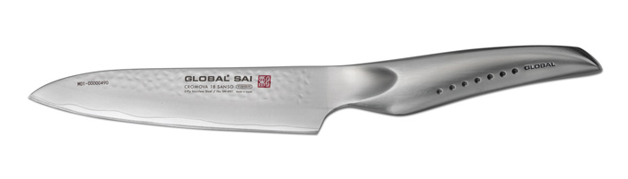 Нож поварской Global Sai, длина лезвия 14 смSAI-M01 Нож поварской Global Sai, длина лезвия 14 смSAI-M01Ножи Global Sai сделаны по тем же строгим стандартам, что и классические линейки Global, однако имеют полностью обновленный эргономичный дизайн ручек, учитывающий положение большого пальца, что позволяет уменьшить усилия при резке. Привлекательная двусторонняя отделка лезвия, выполненная специальным электромолотком, имеет не только декоративную функцию - получившиеся таким образом воздушные карманы, позволяют идеально нарезать продукты, и не допускают прилипания пищи к лезвию. Бренд Global выбор многих поваров со всего мира, ножи этого производителя известны своей универсальностью и исключительной ловкостью. Отличительной чертой японских ножей Global являются их рукоятки и уникальная бесшовная конструкция. Рукоятки и лезвия изготовлены из одного, цельного полотна нержавеющей стали, что делает ножи максимально гигиеничными и прочными. На них не скапливается грязь, и их очень легко мыть. Покрытие рукоятки специальными ямочками-впадинами, обеспечивает удобный и надежный...