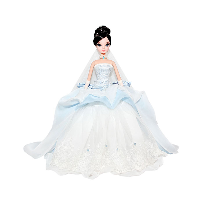 Sonya Rose Кукла Gold Collection Голубой БриллиантR4311N Sonya Rose Кукла Gold Collection Голубой БриллиантR4311NКукла Sonya Rose Gold Collection. Голубой Бриллиант одета в красивое пышное свадебное платье нежно-голубого цвета. Верх платья отделан изящным кружевом. Низ платья украшен кружевом и голубыми бусинами. Сзади платье дополнено изумительным атласным голубым бантом. Темно-шоколадные волосы уложены в элегантную прическу, украшенную белыми бусинами. У куколки длинные густые ресницы и красивый макияж. Дополнением к наряду идут туфельки в тон платью, перчатки и жемчужное ожерелье. Руки, ножки и голова куколки подвижны. В комплект входит вертикальная подставка для куколки. Такая очаровательная кукла обязательно понравится вашей малышке.