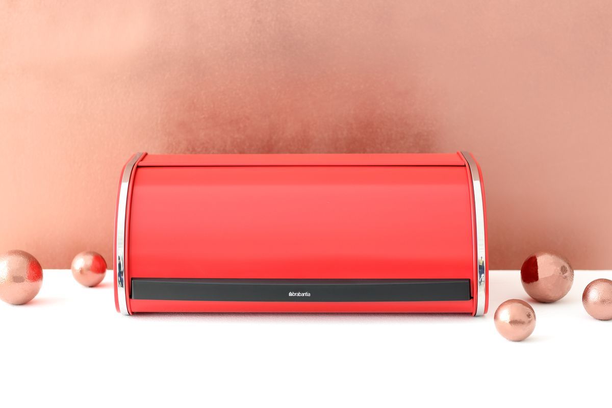 Хлебница Brabantia, цвет: красный, 45 см х 26 см х 17,5 см. 484001484001 Хлебница Brabantia, цвет: красный, 45 см х 26 см х 17,5 см. 484001484001Хлебница Brabantia изготовлена из высококачественной нержавеющей стали. Изделие оснащено откидной крышкой с матовой полировкой и пластиковой вставкой. Хлебница предназначена для хранения хлеба, чипсов, кексов и других хлебобулочных изделий. В ней продукты долго сохраняют привлекательный внешний вид, остаются свежими и хрустящими. Крышка плавно открывается и герметично закрывается. Вместительность, функциональность и стильный дизайн позволят хлебнице стать не только незаменимым аксессуаром на кухне, но и предметом украшения интерьера. В ней хлеб всегда останется свежим и вкусным.