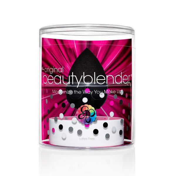 Beautyblender Спонж для макияжа Pro и мыло для очистки Solid Blendercleanser, 30 млБП-00000789 Beautyblender Спонж для макияжа Pro и мыло для очистки Solid Blendercleanser, 30 млБП-00000789Профессиональный спонж Beautyblender Pro поможет непрофессионалам нанести макияж идеально, с его помощью - это не сложно. А мастера макияжа значительно сократят время на нанесение идеального тона, увидят экономию тональных средств, а так же один спонж заменит множество кистей. Необычная форма спонжа, форма капли, дает массу преимуществ. Нанесение тона без полосок и линий, которые оставляют угловые и плоские спонжи, легкий доступ в труднодоступные места и идеальное распределение средства. С помощью Beautyblender Pro вы можете наносить не только тональные средства, но и средства по уходу и автозагары. Что бы сохранить его на долго необходимо очищать его при помощи очищающего мыла или геля для спонжей и кистей Blendercleanser. Мягко очищает спонжи, кисти, продлевает их срок эксплуатации, прекрасно подходит в том числе и для точечного очищения. Способ применения: смочите спонж, отожмите (степень влажности влияет на плотность слоя, чем суше спонж, тем плотнее...