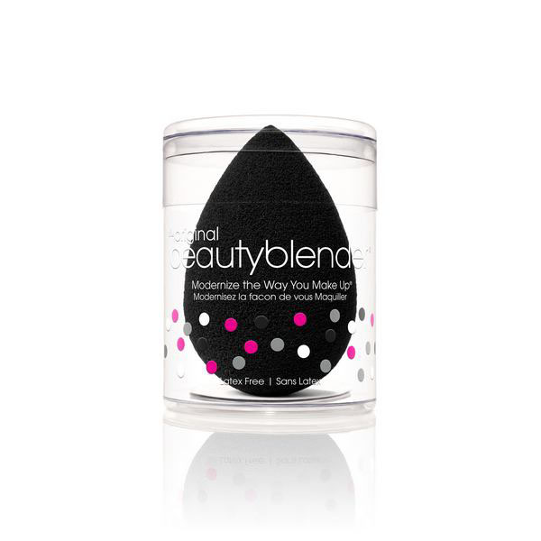 Beautyblender Спонж для макияжа ProБП-00000787 Beautyblender Спонж для макияжа ProБП-00000787Профессиональный спонж Beautyblender Pro поможет нанести макияж идеально, с его помощью - это не сложно. А мастера макияжа значительно сократят время на нанесение идеального тона, увидят экономию тональных средств, а так же один спонж заменит множество кистей. Необычная форма спонжа в форме капли дает массу преимуществ. Нанесение тона без полосок и линий, которые оставляют угловые и плоские спонжи, легкий доступ в труднодоступные места и идеальное распределение средства. С помощью Beautyblender Pro вы можете наносить не только тональные средства, но и средства по уходу и автозагары. Способ применения: cмочите спонж, отожмите (степень влажности влияет на плотность слоя, чем суше спонж, тем плотнее слой), нанесите средство. Используйте заостренный конец Pro для труднодоступных мест - это зона под глазами и область вокруг крыльев носа. Круглое основание используйте на больших участках лица - щеки, лоб, подбородок. После использования, для продления срока...