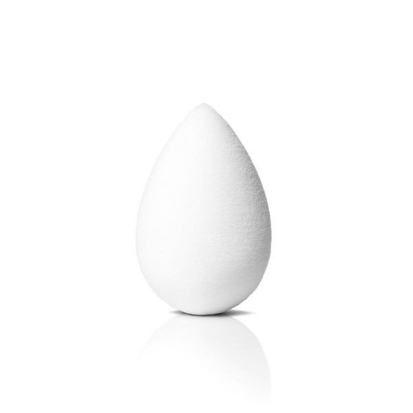 Beautyblender Спонж PureБП-00000663 Beautyblender Спонж PureБП-00000663Профессиональный спонж Beautyblender Pure, его революционная форма, форма капли, открывает доступ в труднодоступные места (вокруг глаз, носа). Спонж Beautyblender Pure создан специально для нанесения косметических продуктов и средств макияжа, великолепно подходит для чувствительной кожи и применяется для нанесения основы под макияж, сывороток и увлажняющих средств, создавая профессиональный макияж. Замшевая текстура и изгибы спонжа повторяют контур Вашего лица. Безлатексный и не имеет запаха.