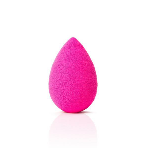 Beautyblender Спонж OriginalБП-00000760 Beautyblender Спонж OriginalБП-00000760Профессиональный спонж Beautyblender Original, его революционная форма, форма капли, открывает доступ в труднодоступные места (вокруг глаз, носа). Уникальный материал замшевой текстуры имеет структуру открытой ячейки, что позволяет экономить средства для макияжа. Смочили, отжали, оставшаяся влага заполняет спонж и средство для макияжа остается только на поверхности, а не поглощается им. Полностью отсутствуют линии и полосы, которые оставляют угловые и плоские спонжи. Спонж Beautyblender без латекса и без запаха. Имеет множество наград, в частности, спонж 5 раз подряд получил награду Allure Best of Beauty, завоевал сердца визажистов и модниц. Линейка включает в себя средства для очистки, футляры для хранения и наборы.