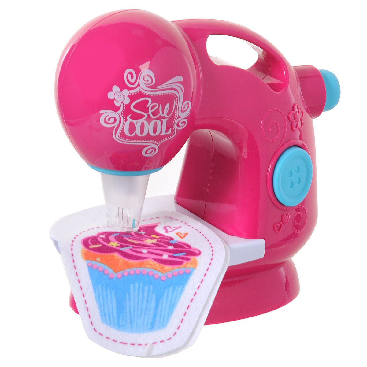 Игровой набор Sew Cool Швейная машинка56000 Игровой набор Sew Cool Швейная машинка56000Игровой набор Sew Cool Швейная машинка представляет революционный и безопасный способ шитья на швейной машинке, который поможет маленькой рукодельнице раскрыть свой талант. Иглы машинки скрыты в специальном прозрачном корпусе. Они много раз пронизывают специальную ткань и надежно скрепляют ее между собой. В набор с машинкой входят все необходимые материалы: специальная ткань, выкройки и все необходимые аксессуары для 9 проектов, а также инструкция на русском языке. С такой машинкой ваша малышка легко и быстро научится шить. Можно сшить для себя мягкую игрушку, оригинальную сумочку, кошелек, чехол для очков и многое другое - вы не ограничены ничем, кроме своей фантазии! Для начала работы с машинкой достаточно зафиксировать ткань под иглами и нажать большую голубую кнопку в виду пуговицы. Просто придерживайте ткань - вам не понадобятся нитки, ведь уникальная технология позволяет машинке Sew Cool создавать нитку из самой ткани: иголки, быстро двигаясь...