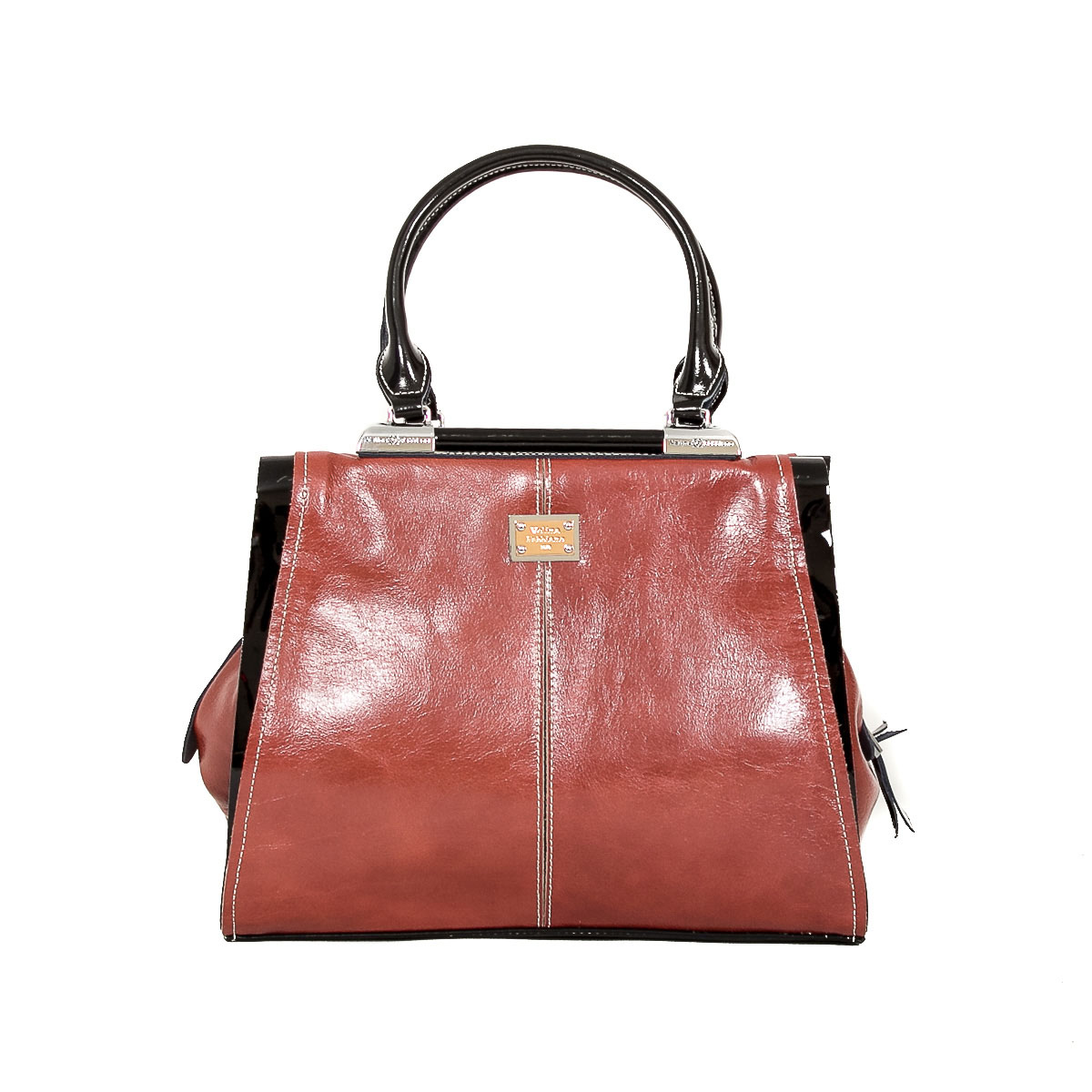 Сумка женская Velina Fabbiano, цвет: коричневый, черный. 35261-2-YB brown35261-2-YB brown Сумка женская Velina Fabbiano, цвет: коричневый, черный. 35261-2-YB brown35261-2-YB brownСтильная женская сумка Velina Fabbiano изготовлена из натуральной кожи, оформлена контрастными вставками и декоративной пластинкой. Сумка закрывается на застежку-молнию с двумя бегунками. Внутри - большое отделение разделенное средником на застежке-молнии, два накладных карманчика для мелочей, телефона и втачной карман на застежке-молнии. Задняя сторона сумки оснащена прорезным карманом на застежке-молнии. Сумка имеет удобный съемный плечевой ремень, регулирующийся по длине. Сумка Velina Fabbiano - это практичный и модный аксессуар, который станет функциональным дополнением к любому стилю. Блестящий дизайн сумки, сочетающий классические формы с оригинальным оформлением, позволит вам подчеркнуть свою индивидуальность и сделает ваш образ изысканным и завершенным.