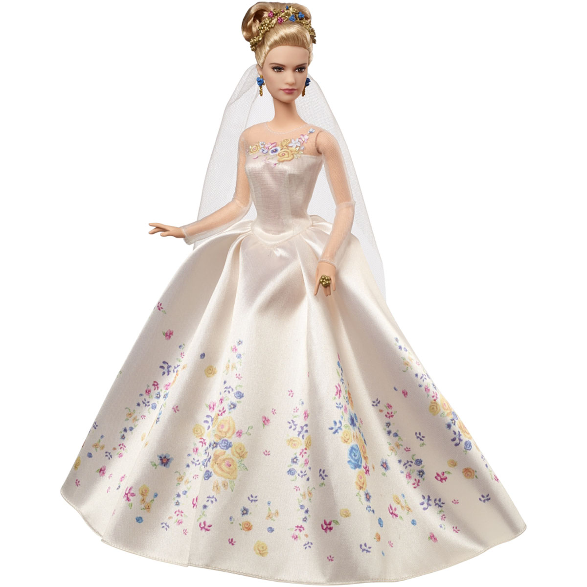 Disney Princess Кукла Золушка-невестаCGT55 Disney Princess Кукла Золушка-невестаCGT55Прекрасная кукла Disney Princess Золушка-невеста завораживает и очаровывает своей красотой, она обязательно понравится маленьким любительницам сказок. Кукла выполнена из высококачественного пластика в образе главной героини фильма Золушка. Голова, ножки и ручки подвижные. Добрая и красивая Элла стремится сбежать от жестокой мачехи и сводных сестер. Ее мечты сбываются на ваших глазах, когда она выходит замуж за прекрасного принца. В этом изысканном наряде Золушка празднует этот счастливый день. На Элле белое атласное платье с романтическим цветочным узором на лифе и юбке, с тонкими длинными рукавами, плиссировкой на талии и красивой драпировкой. Роскошные аксессуары включают золотую диадему с разноцветными вставками, серьги, королевское свадебное кольцо и фату. Эта потрясающая кукла приведет в восторг девочек, мам, коллекционеров и любителей кино! Она выполнена очень достоверно и реалистично.
