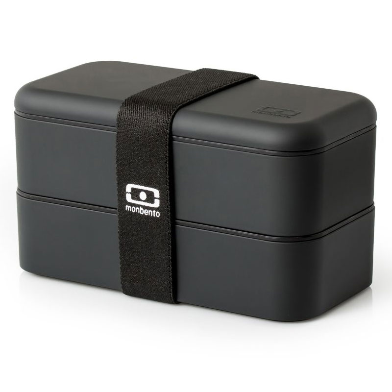 Ланчбокс Monbento Original, цвет: черный, 1 л1200 02 102 Ланчбокс Monbento Original, цвет: черный, 1 л1200 02 102Ланчбокс Monbento Original изготовлен из высококачественного пищевого пластика с приятным на ощупь прорезиненным покрытием soft-touch. Предназначен для хранения и переноски пищевых продуктов. Ланчбокс представляет собой два прямоугольных контейнера, в которых удобно хранить различные блюда. В комплекте также предусмотрена емкость для соуса, которая удобно помещается в одном из контейнеров. Контейнеры вакуумные, что позволяет продуктам дольше оставаться свежими и вкусными. Боксы дополнительно фиксируются друг над другом эластичным ремешком. Компактные размеры позволят хранить ланчбокс в любой сумке. Его удобно взять с собой на работу, отдых, в поездку. Теперь любимая домашняя еда всегда будет под рукой, а яркий дизайн поднимет настроение и подарит заряд позитива. Можно использовать в микроволновой печи и для хранения пищи в холодильнике, можно мыть в посудомоечной машине. В крышке каждого контейнера - специальная пробка, которую надо вытащить, если вы разогреваете...