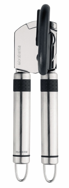 Открывалка для консервов Brabantia. 215087215087 Открывалка для консервов Brabantia. 215087215087Прочная и долговечная открывалка для консервов Brabantia изготовлена из нержавеющей стали и пластика. Открывает все стандартные банки, не оставляя зазубренные края на металле. Открывалка для консервов Brabantia имеет на конце ручек небольшие отверстия, за которые открывалку можно подвесить в любом удобном для вас месте. Можно мыть в посудомоечной машине. Характеристики: Материал: нержавеющая сталь, пластик. Длина открывалки: 18,5 см. Размер рабочей поверхности: 6,5 см х 5 см. Цвет: черный, серебристый. Размер упаковки: 24 см х 8 см х 5,5 см. Артикул: 215087. Гарантия производителя: 5 лет.