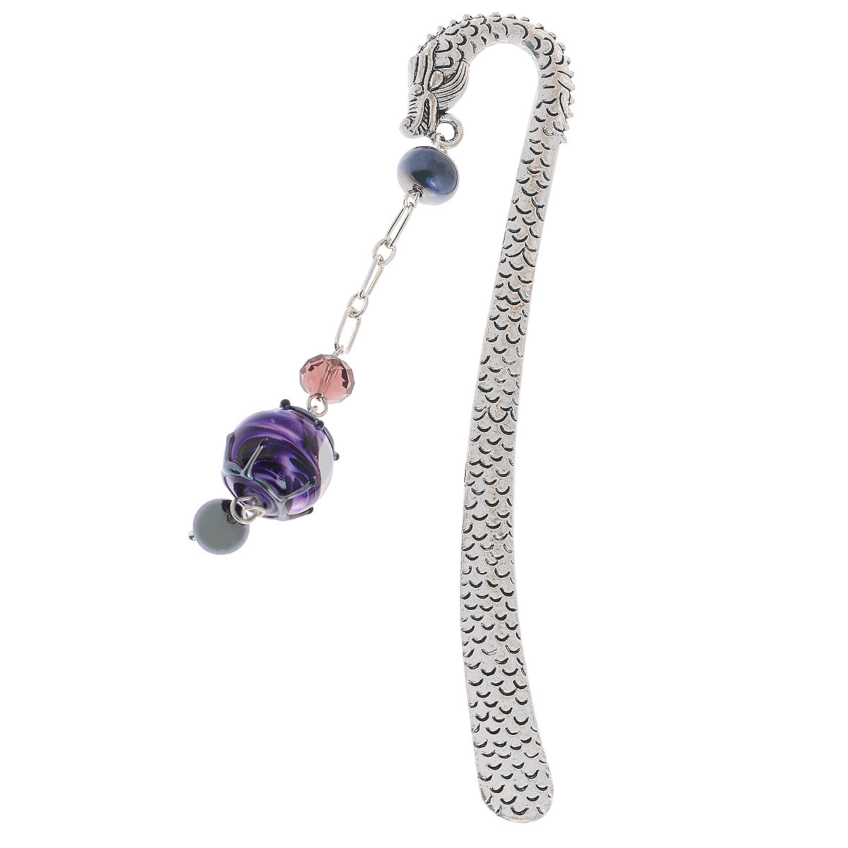 Закладка В поисках Вселенной (Lampwork) Ручная авторская работаВM0005 Закладка В поисках Вселенной (Lampwork) Ручная авторская работаВM0005Общая высота 12 см. Авторская работа. Автор Ольга Букина. Изящная авторская закладка, выполненная в технике Lampwork, - великолепный подарок для тех, кто не мыслит свою жизнь без книг. Закладка представляет собой тонкую металлическую полоску в виде дракона, которую венчает оригинальная подвеска. Эта закладка - хрупкий шарик вселенной в лапках мудрого дракона. Мудрость из глубины времен, понимание сущности вещей, теплоты чувств, грез, снов. Все здесь - в этом маленьком шарике, наполненном звездами, свет которых чуть кольнет глаз. Туманности галактики, взрывы сверхновых, алые и желтые солнца - в этой частичке стекла. Каждое украшение выполнено вручную и потому уникально. Ваше украшение может несколько отличаться в деталях от представленного на фотографии. Общий вид украшения сохраняется.